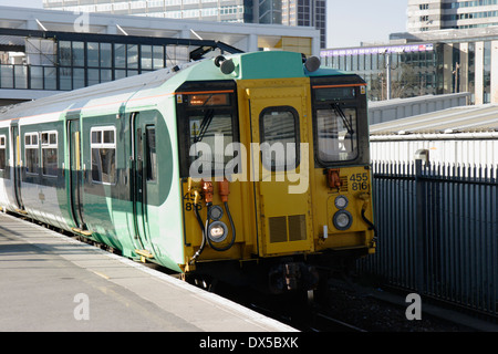 Klasse 455/8 elektrische Triebzug 455816 im südlichen Livree verlassen Bahnhof East Croydon Stockfoto