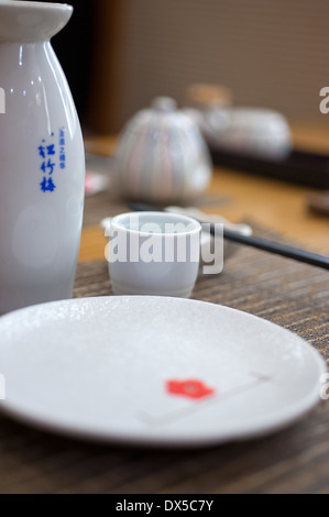 Tisch-Set und Sake-Flasche und Becher im japanischen Stil Stockfoto