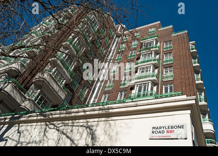 Straßenname Zeichen für Marylebone Road, London, England, mit den Wohnungen der Dorset-Gericht im Hintergrund Stockfoto