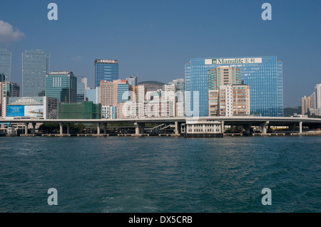 Der kleine Uferpromenade Kwun Tong Fährhafen ist Towerd durch die vielen Hochhäuser in der Gegend. Stockfoto