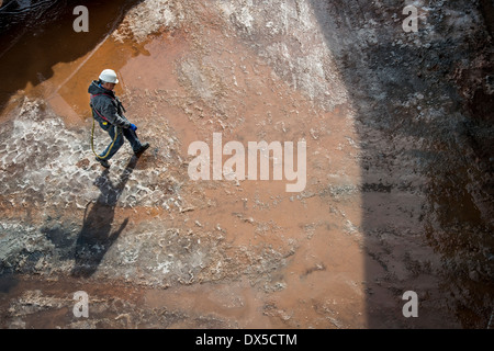 Luftaufnahme der Bauarbeiter auf schlammigen verschneiten Baustelle Stockfoto