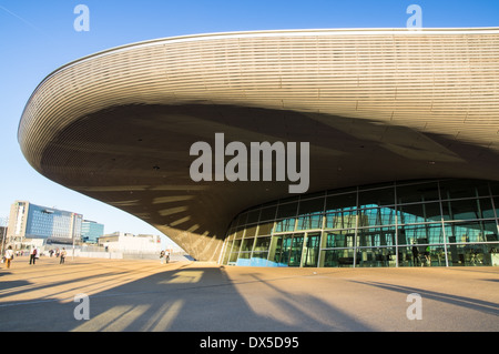 Der Haupteingang zum London Aquatics Centre auf der Queen Elizabeth Olympic Park London England Vereinigtes Königreich UK Stockfoto