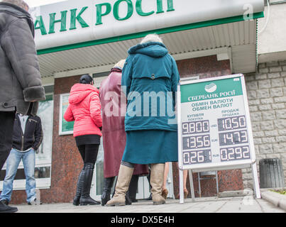 Simferopol, Ukraine. 18. März 2014. Menschen stehen vor der russischen Sberbank um Geld in Simferopol, Ukraine, 18. März 2014 zu ziehen. Putin hält an seinem Kurs trotz Sanktionen von westlichen Nationen. Foto: HANNIBAL/Dpa/Alamy Live News Stockfoto