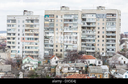 Simferopol, Ukraine. 18. März 2014. Ansicht des Wohnblocks in Simferopol, Ukraine, 18. März 2014. Putin hält an seinem Kurs trotz Sanktionen von westlichen Nationen. Foto: HANNIBAL/Dpa/Alamy Live News Stockfoto