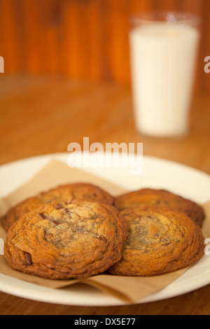Hausgemachte chocolate Chip Cookies und Milch, Nahaufnahme Stockfoto