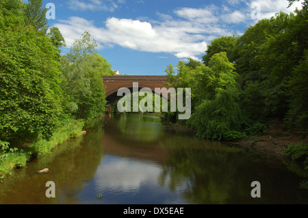 Brücke über den Fluss Kelvin auf Königin Margaret Drive in Glasgow, Schottland Stockfoto