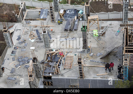 Simferopol, Ukraine. 18. März 2014. Arbeiter stehen auf einer Baustelle in Simferopol, Ukraine, 18. März 2014. Putin hält an seinem Kurs trotz Sanktionen von westlichen Nationen. Foto: HANNIBAL/Dpa/Alamy Live News Stockfoto