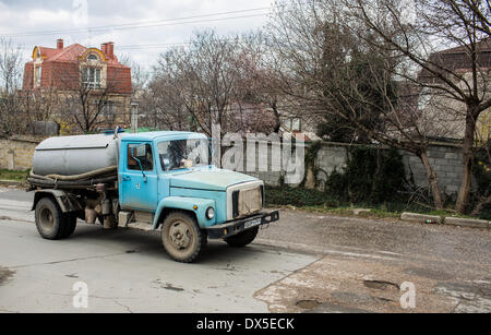 Simferopol, Ukraine. 18. März 2014. Einem alten LKW auf der Straße in Simferopol, Ukraine, 18. März 2014. Putin hält an seinem Kurs trotz Sanktionen von westlichen Nationen. Foto: HANNIBAL/Dpa/Alamy Live News Stockfoto