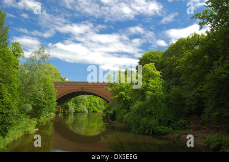 Brücke über den Fluss Kelvin auf Königin Margaret Drive in Glasgow, Schottland Stockfoto