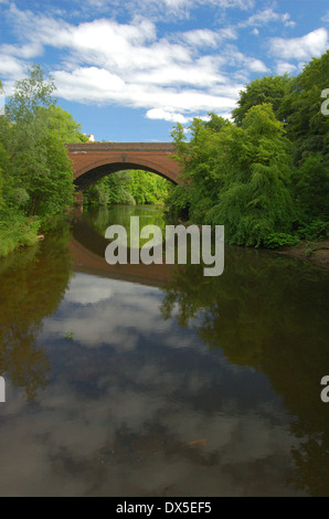 Brücke über den Fluss Kelvin auf Königin Margaret Drive in Glasgow, Schottland Stockfoto