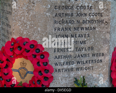 Poppy Kränze am Kriegerdenkmal für gefallene Ersten Weltkrieg (Erster Weltkrieg) Soldaten durch die All Saints Church in Barrington, Cambridgeshire, England platziert Stockfoto