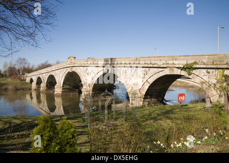 Atcham alte Brücke Shropshire England UK gebaut im Jahre 1776 durch John Gwynne Fluss Severn erstreckt sich über Stockfoto