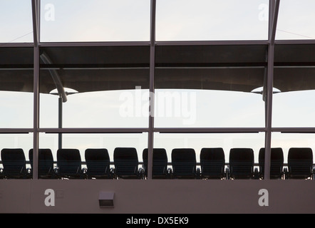 Silhouetten von Liegestuhl Liegestühle auf einer Kreuzfahrt Schiff Stockfoto