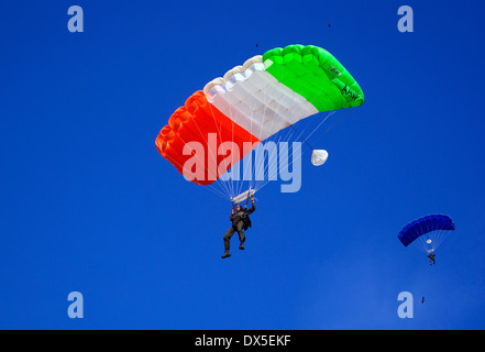 Indien Fallschirmspringer Armeesoldaten Fallschirmspringen Fallschirm der indischen Tricolor Flagge Stockfoto