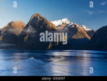 Neuseeland - Blick auf den Milford Sound im Fiordland National Park vom Deck eines Kreuzfahrtschiffs Stockfoto