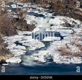 Great Falls am Potomac River außerhalb Washington DC im Winter mit Eis auf den Kaskaden bilden und Schnee auf den Felsen Stockfoto