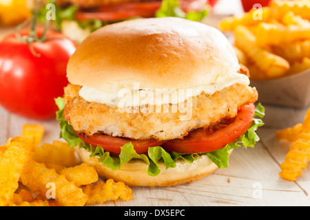 Panierter Fisch-Sandwich mit Sauce Tartar und Pommes frites Stockfoto