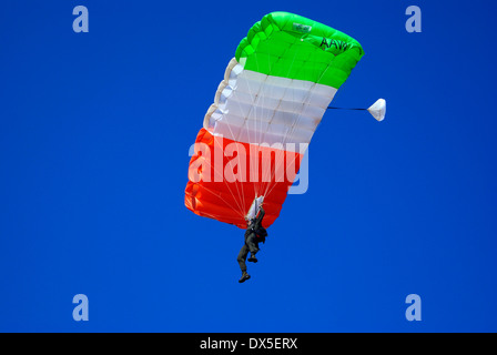 Fallschirmjäger-Regiment der indischen Armee Fallschirmspringen auf indische Flagge Farbe Fallschirm in Indien Stockfoto