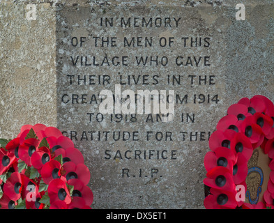 Poppy Kränze am Kriegerdenkmal für gefallene Ersten Weltkrieg (Erster Weltkrieg) Soldaten durch die All Saints Church in Barrington, Cambridgeshire, England platziert Stockfoto