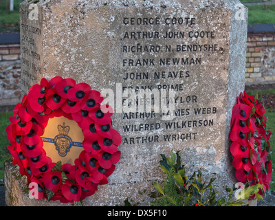 Poppy Kränze am Kriegerdenkmal für gefallene Ersten Weltkrieg (Erster Weltkrieg) Soldaten durch die All Saints Church in Barrington, Cambridgeshire, England platziert Stockfoto