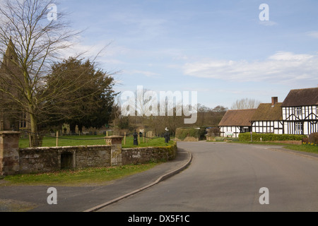 Tong Shropshire England UK St. Bartholomews Church und Reitschule in Kirche Farm in ländlichen Dorf Zentrum Stockfoto