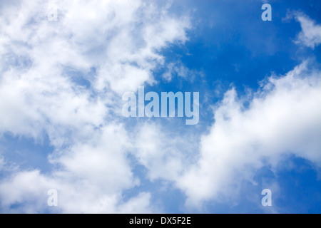 Zusammenfassung Hintergrund von weißen Wolken am blauen Himmel Stockfoto