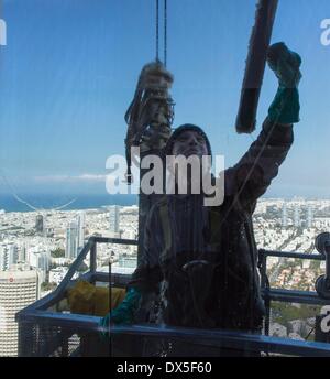 Aussicht vom Turm der Azrieli über Tel Aviv: Fensterputzer im 49. Stock Stockfoto