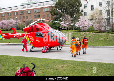 LONDON, UK, 18. März 2014. Sanitäter, die Rückkehr in die Flugrettung nach Notruf bei Swiss Cottage Leisure Centre Credit: fantastische Kaninchen/Alamy Live News Stockfoto