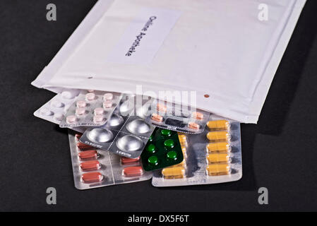Unverschlossenen Umschlag gekennzeichnet "Online-Apotheke" als Symbol für den Kauf von Medikamenten in einer Versandapotheke. Stockfoto