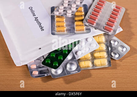 Unverschlossenen Umschlag gekennzeichnet "Online-Apotheke" als Symbol für den Kauf von Medikamenten in einer Versandapotheke. Stockfoto