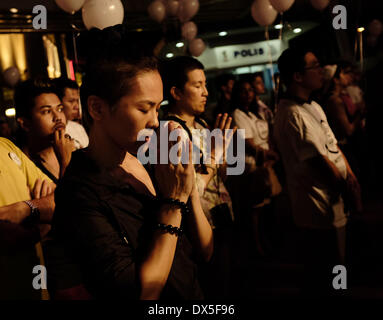 Petaling Jaya, SELANGOR, MALAYSIA. 18. März 2014. Malaysische betet während einer Veranstaltung für die fehlenden Malaysia Airline, MH370, in einem Einkaufszentrum in Petaling Jaya, Malaysia, am 18. März 2014. Eine Koalition aus 26 Ländern, darunter Thailand, sind auf der Suche nach Malaysia Airlines Flug 370, die mit 239 Menschen an Bord auf einem Nachtflug von Kuala Lumpur nach Peking 8 März verschwunden. Bildnachweis: Kamal Sellehuddin/ZUMAPRESS.com/Alamy Live-Nachrichten Stockfoto