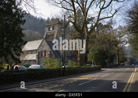 Betws-y-Coed Conwy in Wales 14 thc St Michael's Church auf der Main Street Historic Village beliebtes Ausflugsziel für Wanderer und Kletterer Stockfoto