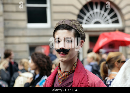 Street Performer beim Edinburgh Festival Fringe, die das Stück A Matter of Life and Death des King's College School (KCS) Theatre, Schottland, Großbritannien, promoten Stockfoto