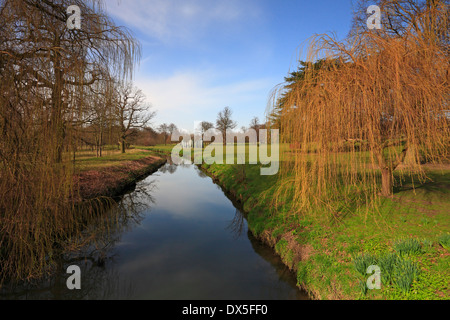 Der Fluss Dearne durchzieht der Yorkshire Sculpture Park, West Bretton, Wakefield, West Yorkshire, England, UK. Stockfoto