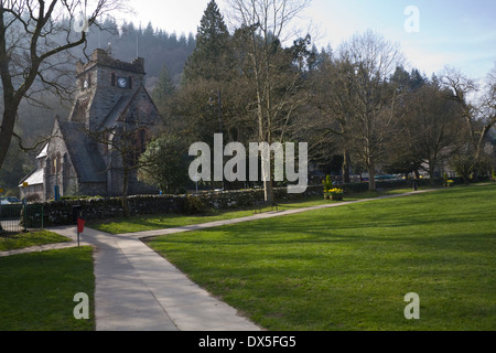 Betws-y-Coed Conwy in Wales Village Green und 14 thc St Michael's Church beliebtes Ausflugsziel für Wanderer und Kletterer Stockfoto