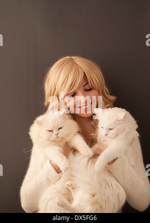 Mädchen halten Katzen Stockfoto