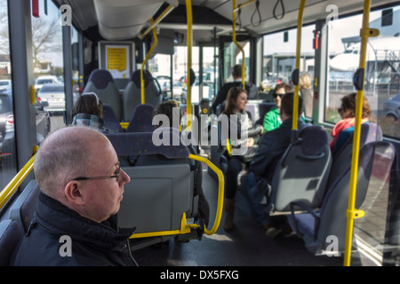 Passagiers Op bus van De Lijn Passagiere sitzen im Linienverkehr Bus von De Lijn, flämische Transportunternehmen in Belgien Stockfoto