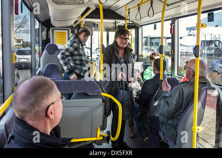 Passagiers Op bus van De Lijn Passagiere sitzen im Linienverkehr Bus von De Lijn, flämische Transportunternehmen in Belgien Stockfoto