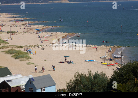 Genießen einen Sommertag am Strand von Hengistbury Head im August Stockfoto