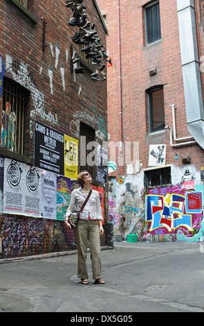 Die Graffiti bedeckt Wände des berühmten Melbourne Gassen. Melbourne, Australien. Stockfoto