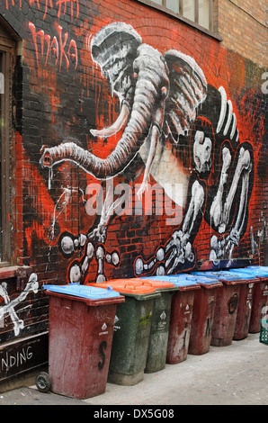 Die Graffiti bedeckt Wände des berühmten Melbourne Gassen. Melbourne, Australien. Stockfoto