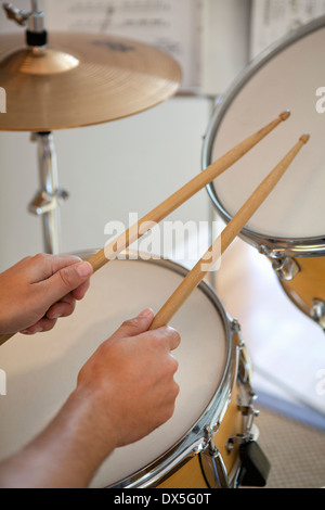 Mann mit Drumsticks Schlagzeug spielen, Nahaufnahme Stockfoto