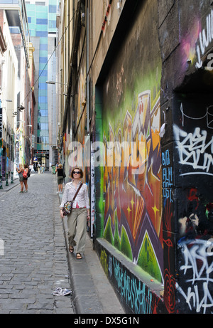 Die Graffiti bedeckt Wände des berühmten Melbourne Gassen. Melbourne, Australien. Stockfoto