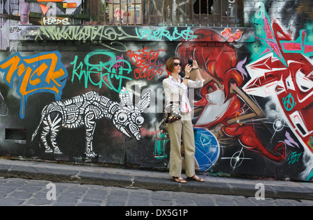 Die Graffiti bedeckt Wände des berühmten Melbourne Gassen. Melbourne, Australien. Stockfoto