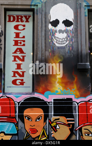 Die Graffiti bedeckt Wände des berühmten Melbourne Gassen. Melbourne, Australien. Stockfoto