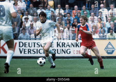 Fußball, 2. Bundesliga Nord: 2. Bundesliga verklagt, 1974/1975, Abstieg match bis Bundesliga 1975/1976, Bein, Grotenburg-Stadion in Krefeld, FC Bayer 05 Uerdingen gegen FK Pirmasens 6:0, Szene des Spiels, Peter Falter (Uerdingen) rechts und eine Cyberwelt zurück Stockfoto