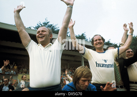 Fußball, 2. Bundesliga Nord: 2. Bundesliga verklagt, 1974/1975, Abstieg übereinstimmen, Bundesliga 1975/1976, Bein, Grotenburg-Stadion in Krefeld, FC Bayer 05 Uerdingen gegen FK Pirmasens 6:0 zurück, Trainer Klaus Quinkert (Uerdingen) Recht und Physio Max Spielman Stockfoto