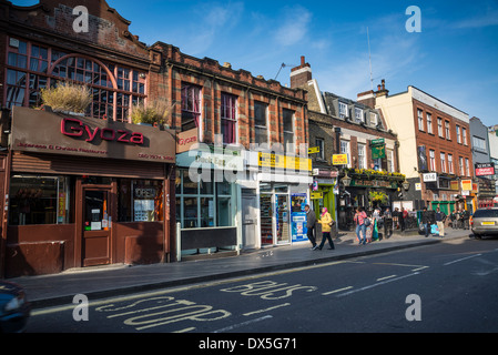 Reihe von Geschäften und Restaurants in Coldharbour Lane, Brixton, London, Großbritannien Stockfoto