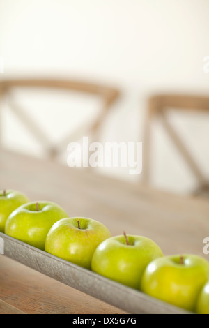 Grüne Äpfel in eine Zeile in Tabelle, Nahaufnahme Stockfoto