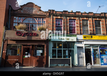 Reihe von Geschäften und Restaurants in Coldharbour Lane, Brixton, London, Großbritannien Stockfoto